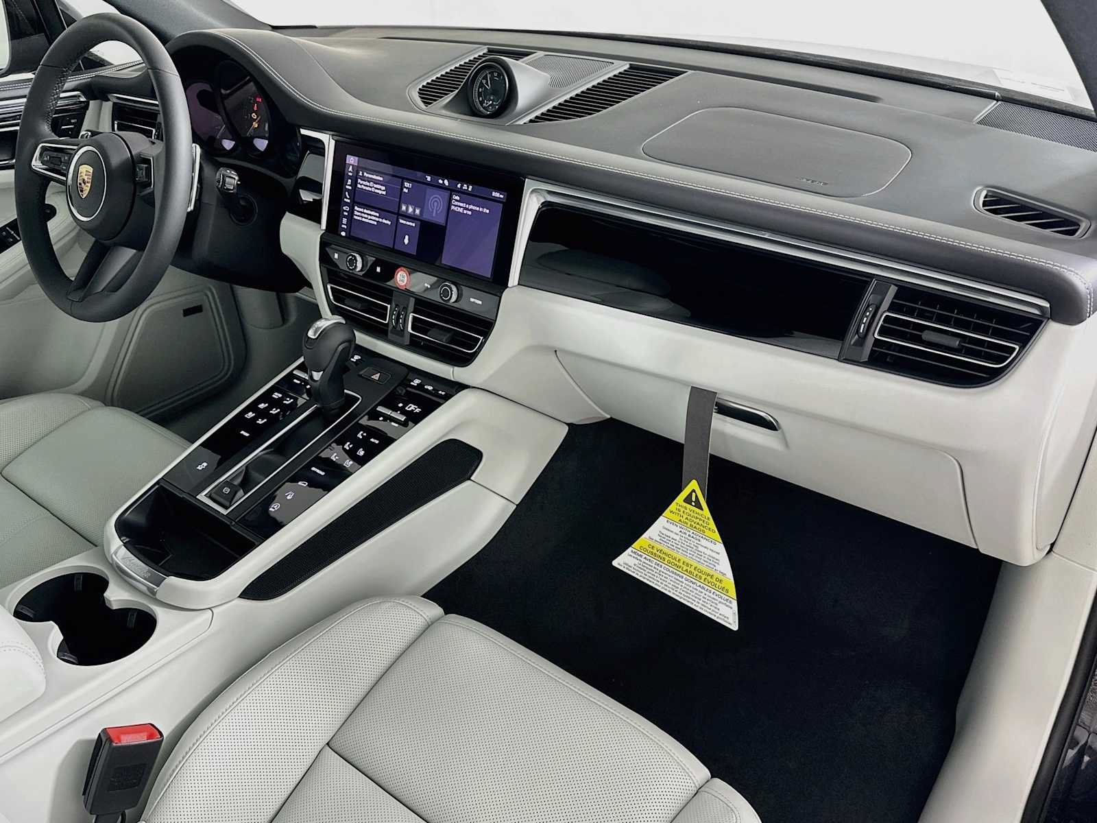 Certified 2025 Porsche Macan AWD/4WD image 30