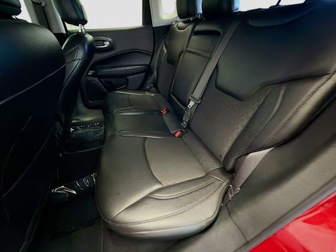 Used 2018 Jeep Compass Latitude FWD image 11