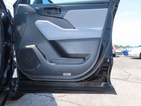 Used 2020 Toyota Highlander LE AWD/4WD image 40