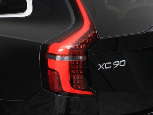 Certified 2025 Volvo XC90 T8 Plus AWD/4WD image 18