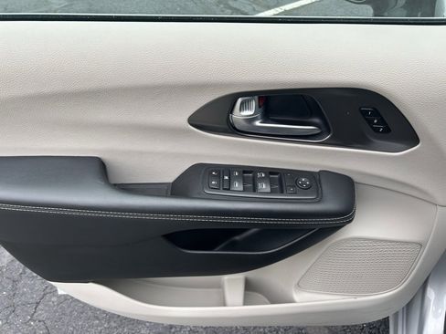 Used 2024 Chrysler Pacifica Touring-L image 4