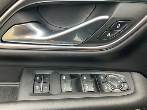 Used 2023 Chevrolet Suburban Premier image 32