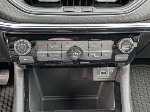 New 2025 Jeep Compass Latitude w/ Sun & Sound Group AWD/4WD image 22