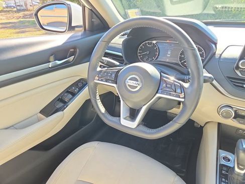 Used 2021 Nissan Altima 2.5 SV w/ SV Premium Package image 15