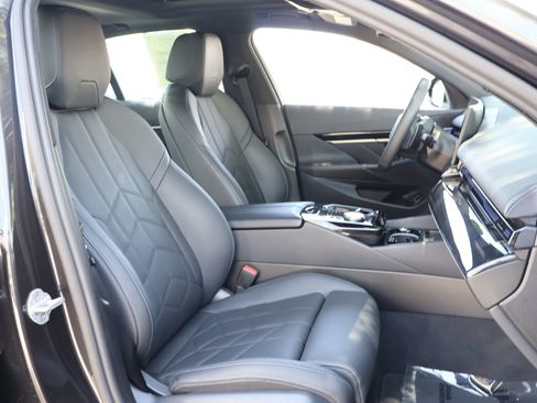Used 2025 BMW 530i RWD image 21