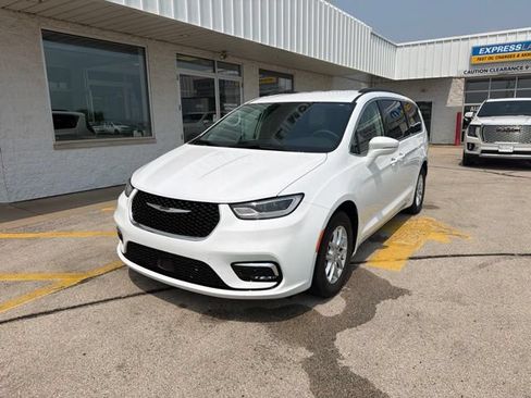 Used 2022 Chrysler Pacifica Touring-L FWD image 3