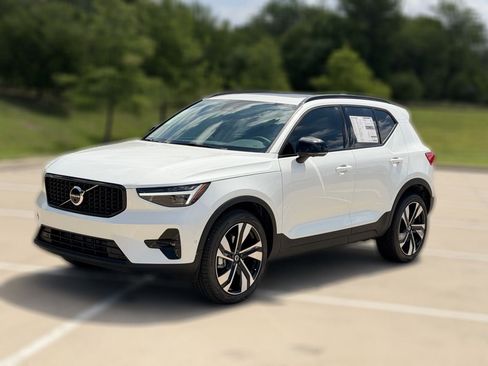 New 2026 Volvo XC40 B5 Plus w/ Climate Package AWD/4WD image 3