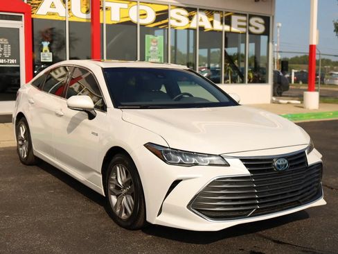 Used 2019 Toyota Avalon XLE w/ Moonroof Package FWD image 3