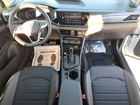 Certified 2024 Volkswagen Taos SEL image 9