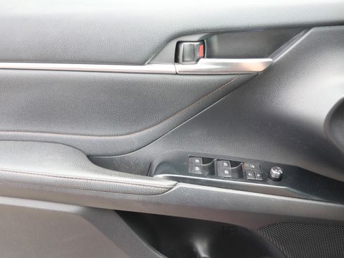 Used 2018 Toyota Camry XLE image 12