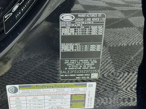 Used 2025 Land Rover Defender 130 X-Dynamic SE image 33