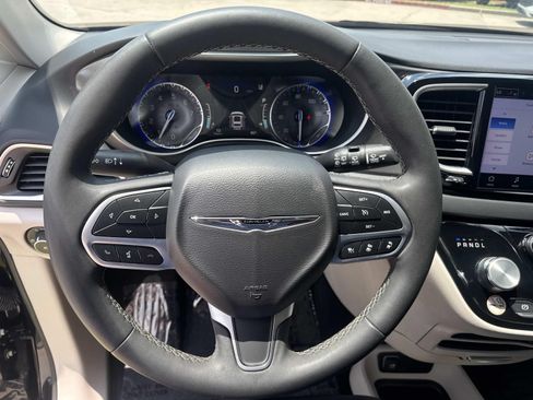 Used 2023 Chrysler Pacifica Touring-L FWD image 22