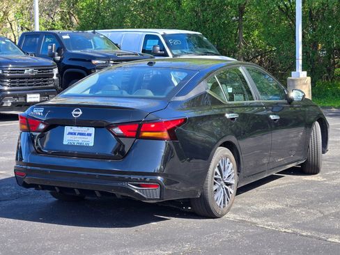 Used 2025 Nissan Altima 2.5 SV FWD image 11