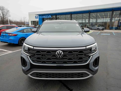 Used 2024 Volkswagen Atlas Cross Sport SE image 2