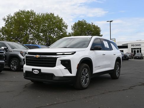 Used 2024 Chevrolet Traverse LS FWD image 1