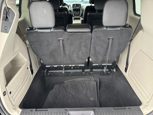 Used 2019 Dodge Grand Caravan SXT image 14
