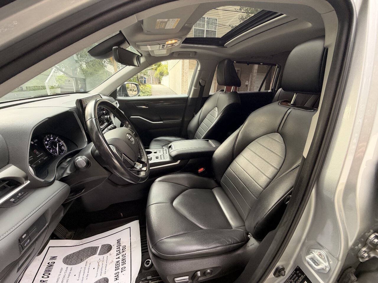 Used 2021 Toyota Highlander XLE AWD/4WD image 10