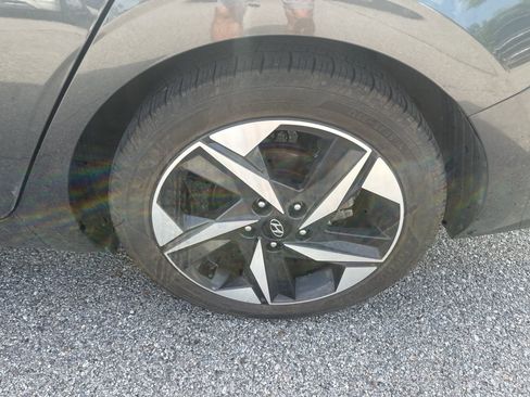Used 2021 Hyundai Elantra Limited FWD image 9