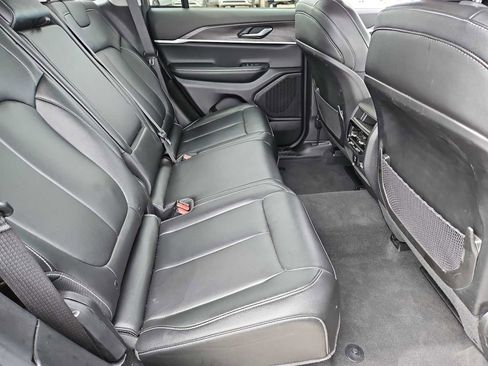 Used 2023 Jeep Grand Cherokee Limited image 20