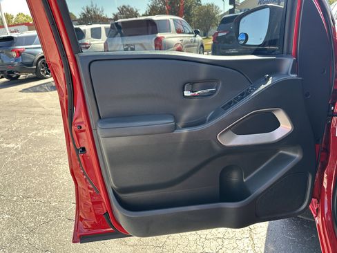 Used 2024 Nissan Frontier SV w/ SV Convenience Package image 11