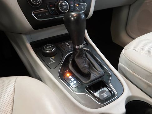 Used 2019 Jeep Cherokee Limited image 18