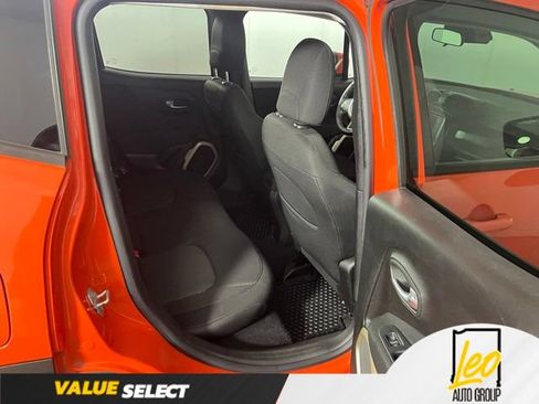 Used 2016 Jeep Renegade Latitude w/ Cold Weather Group FWD image 11