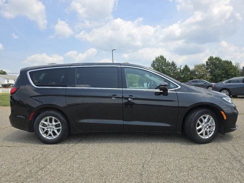 Used 2023 Chrysler Pacifica Touring-L FWD image 18