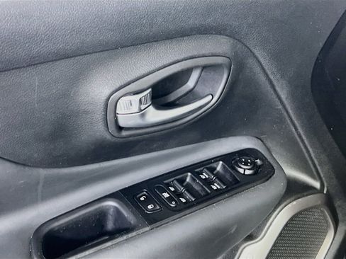 Used 2022 Jeep Renegade Latitude w/ Convenience Group AWD/4WD image 18