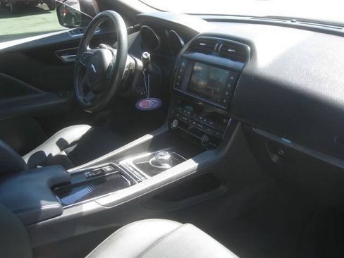 Used 2018 Jaguar F-PACE Premium AWD/4WD image 23