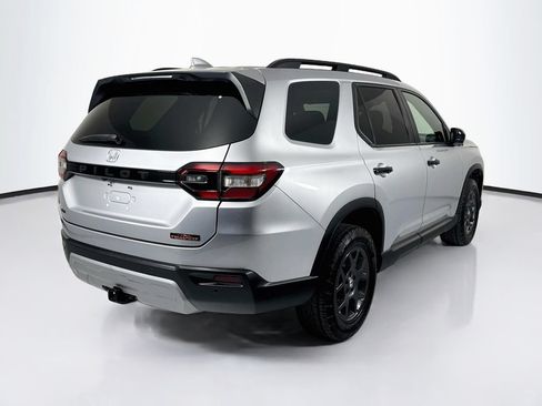 Used 2025 Honda Pilot TrailSport image 5