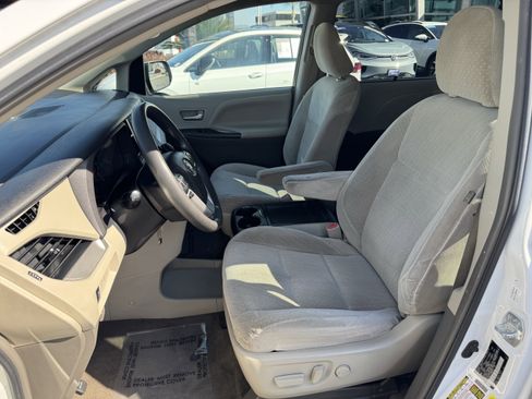 Used 2017 Toyota Sienna LE FWD image 15