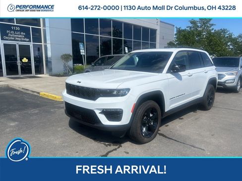 Used 2024 Jeep Grand Cherokee Limited w/ Black Appearance Package AWD/4WD image 8