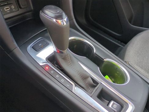 Used 2021 Chevrolet Equinox LT image 18