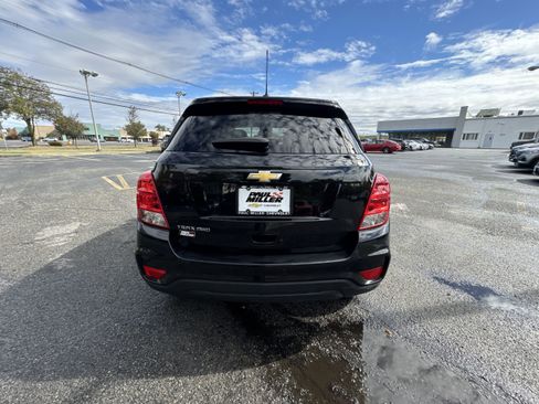 Used 2022 Chevrolet Trax LS w/ Tint and Cruise Package image 33