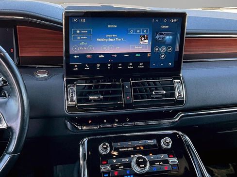 Used 2024 Lincoln Navigator Premiere image 9