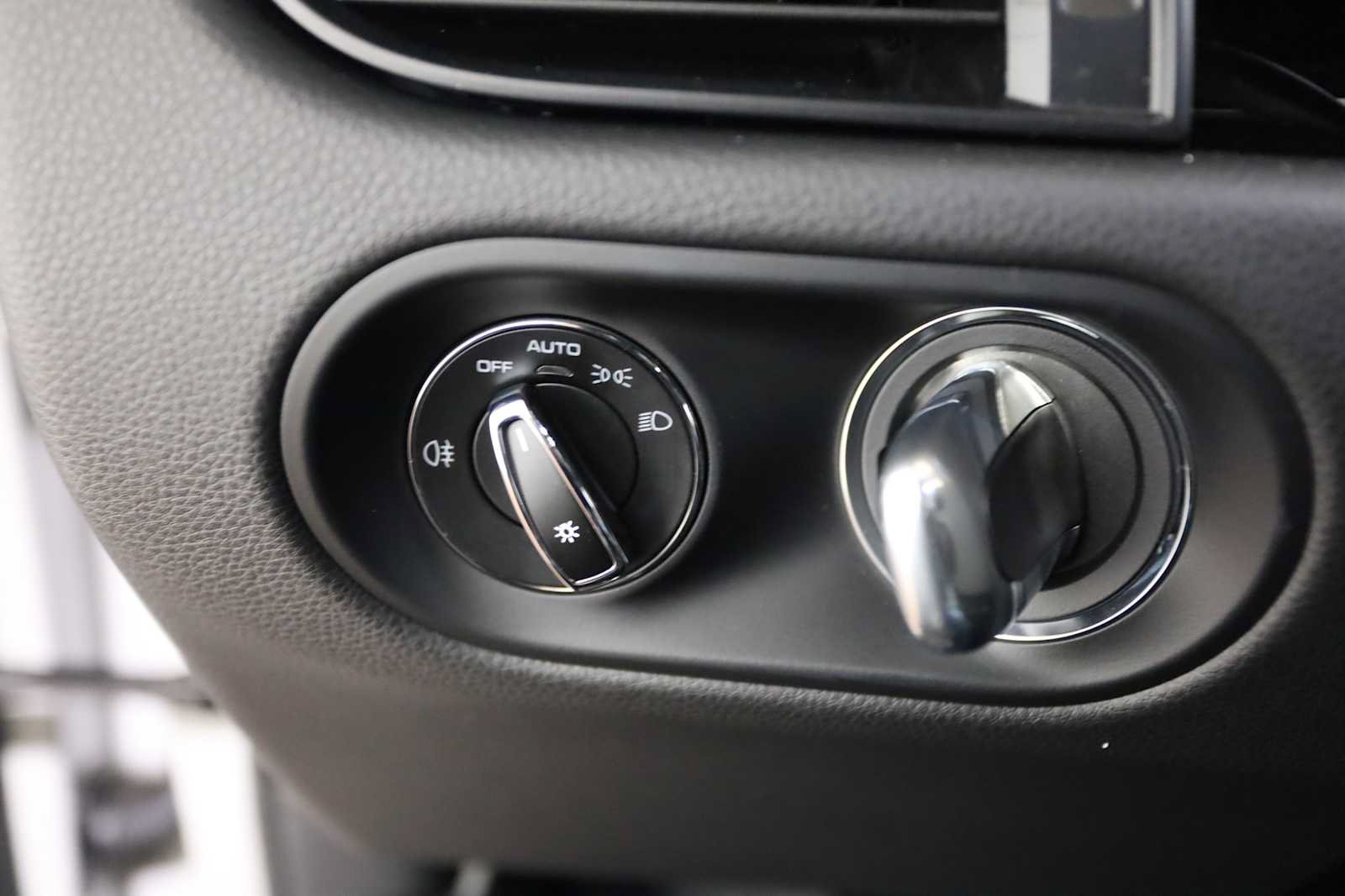 Used 2025 Porsche Macan AWD/4WD image 26