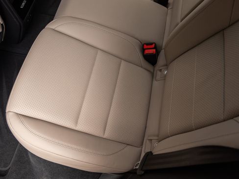 Certified 2025 Porsche Macan Electric image 32