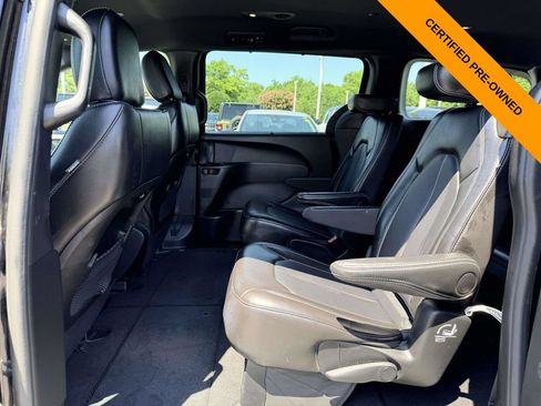 Certified 2025 Chrysler Pacifica Select FWD image 12