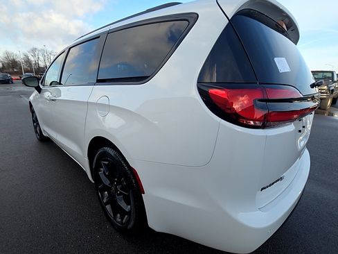 New 2026 Chrysler Pacifica Limited w/ S Appearance Package FWD image 7