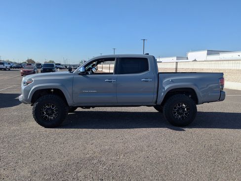 Used 2018 Toyota Tacoma Limited image 2