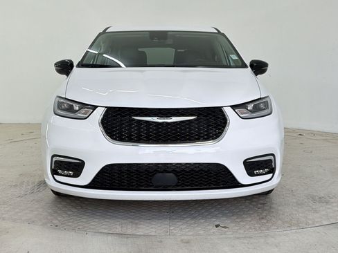 Used 2024 Chrysler Pacifica Touring-L FWD image 6