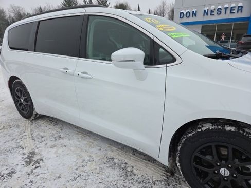 Used 2022 Chrysler Pacifica Touring-L image 28