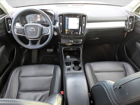 Used 2022 Volvo XC40 T5 Momentum image 14