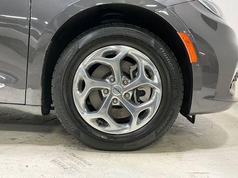 Used 2022 Chrysler Pacifica Limited image 10