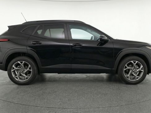 Used 2025 Chevrolet Trax LT w/ LT Convenience Package FWD image 8
