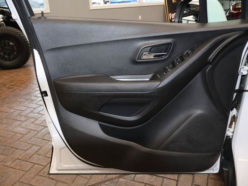 Used 2019 Chevrolet Trax LT w/ LT Convenience Package AWD/4WD image 14