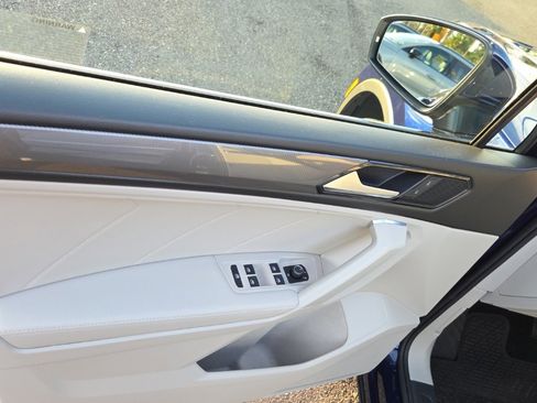 Used 2023 Volkswagen Tiguan SE image 3