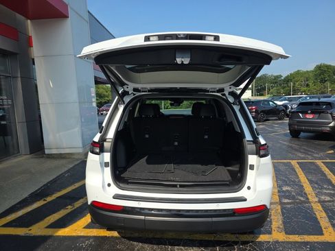 Used 2024 Jeep Grand Cherokee Limited w/ Luxury Tech Group II AWD/4WD image 6