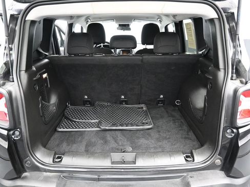 Used 2018 Jeep Renegade Latitude w/ Cold Weather Group image 30