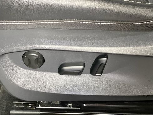 Used 2023 Volkswagen Taos SEL image 15